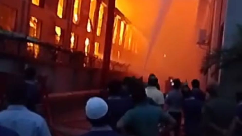 আদমজী ইপিজেডে ভয়াবহ আগুন, ৩ ঘণ্টা পর নিয়ন্ত্রণে