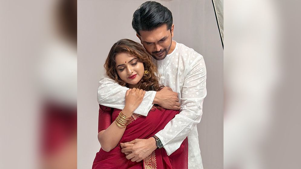 ফেসবুকে ‘হ্যাপিলি ম্যারিড’ লিখে আলোচনায় কেয়া পায়েল