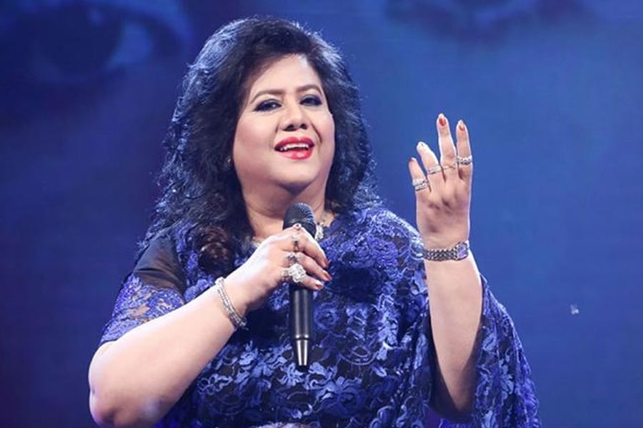 বন্যার্তদের জন্য তহবিল গঠনে মঞ্চে উঠছেন রুনা লায়লা