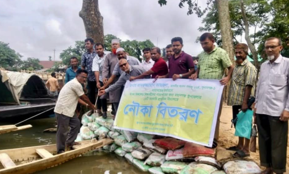 মধ্যনগরে ১৬ প্রাথমিক বিদ্যালয়ে এমপি কামরুলের অর্থায়নে নৌকা বিতরণ