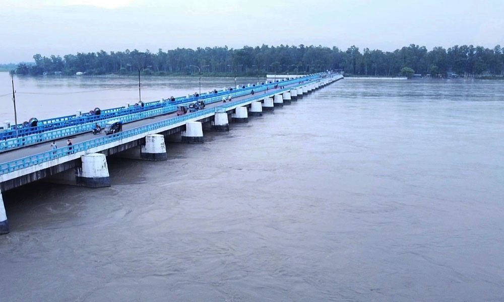 উজানের ঢলে তিস্তার পানি বিপৎসীমা ছুঁই ছুঁই