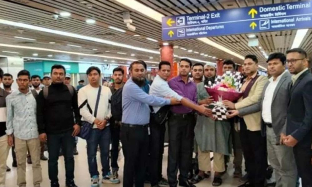 হরমুজে আটকে থাকা ১৭ নাবিক ৪ মাস পর দেশে ফিরলেন