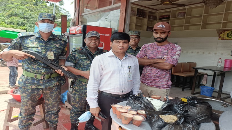 নোয়াখালীতে বাসি খাবার বিক্রির অভিযোগে দুই বিরিয়ানি হাউজে জরিমানা