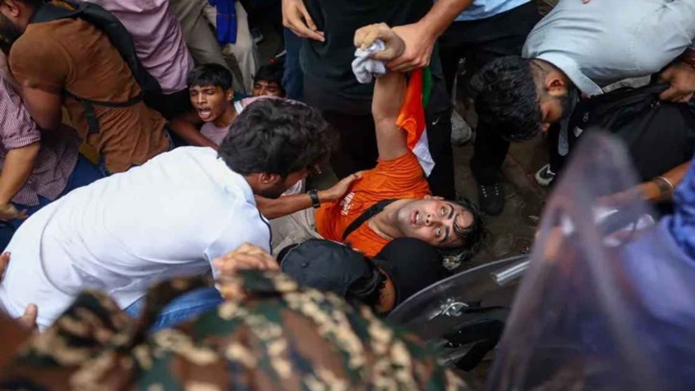 বিক্ষোভকারীদের সঙ্গে পুলিশের সংঘর্ষ, ইন্টারনেট বন্ধ
