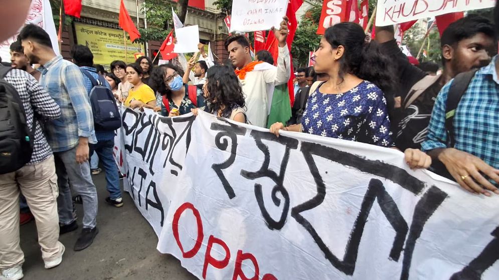 কলকাতার রাজপথে শিক্ষার্থীদের ঢল
