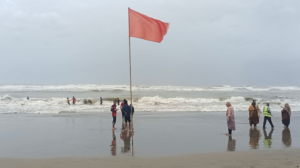 গভীর নিম্নচাপে উত্তাল বঙ্গোপসাগর, সমুদ্রবন্দরে সতর্কতা জারি