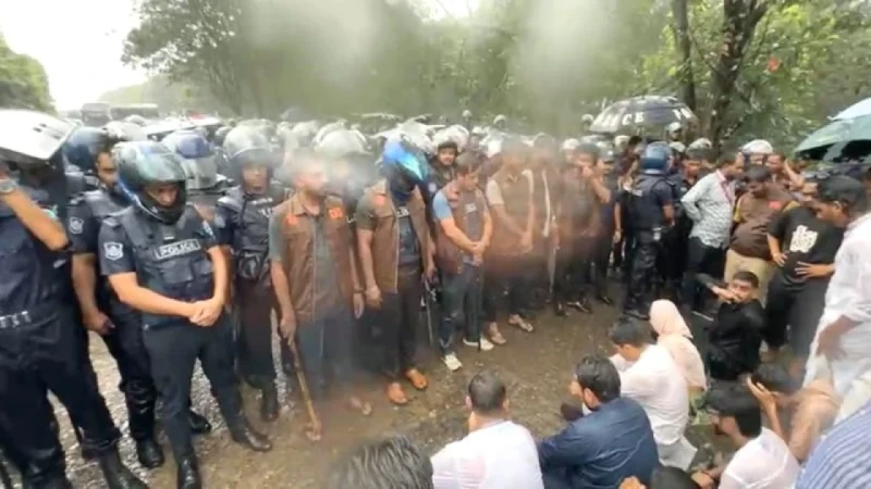 এবার হবিগঞ্জে এনসিপির গাড়িবহরে বাধা, রাস্তায় বসে পড়লেন নেতারা