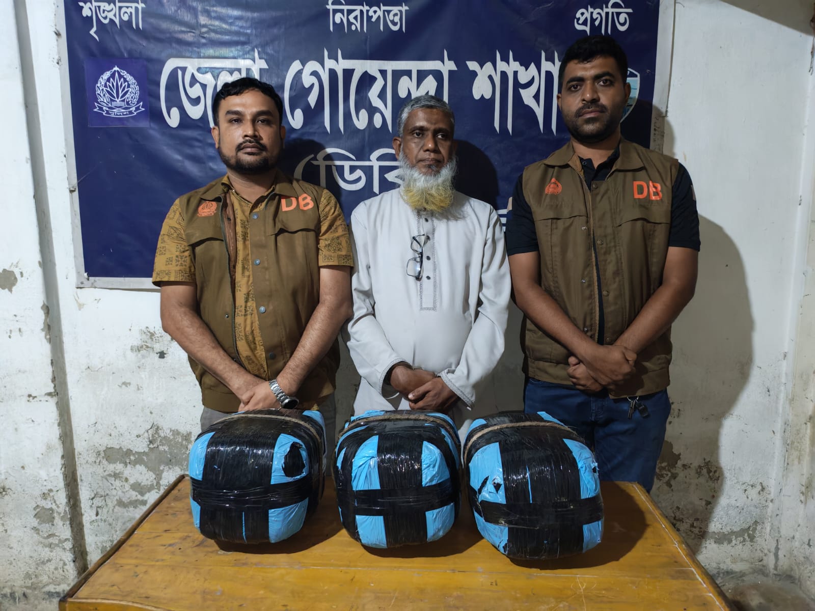 নোয়াখালীতে ১২ কেজি গাঁজাসহ মাদক কারবারি গ্রেপ্তার