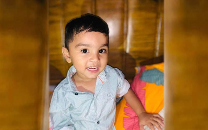 চারতলার সিঁড়ির রেলিংয়ে খেলতে গিয়ে প্রাণ গেল ৩ বছরের শিশুর