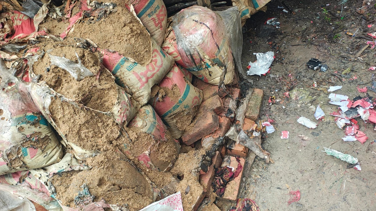 বাকেরগঞ্জে বালুর বস্তায় বোমার বিস্ফোরণ, দগ্ধ ৩