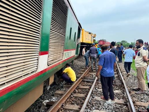 পৌনে ৭ ঘণ্টা পর ঢাকার সঙ্গে উত্তরাঞ্চলের ট্রেন চলাচল স্বাভাবিক