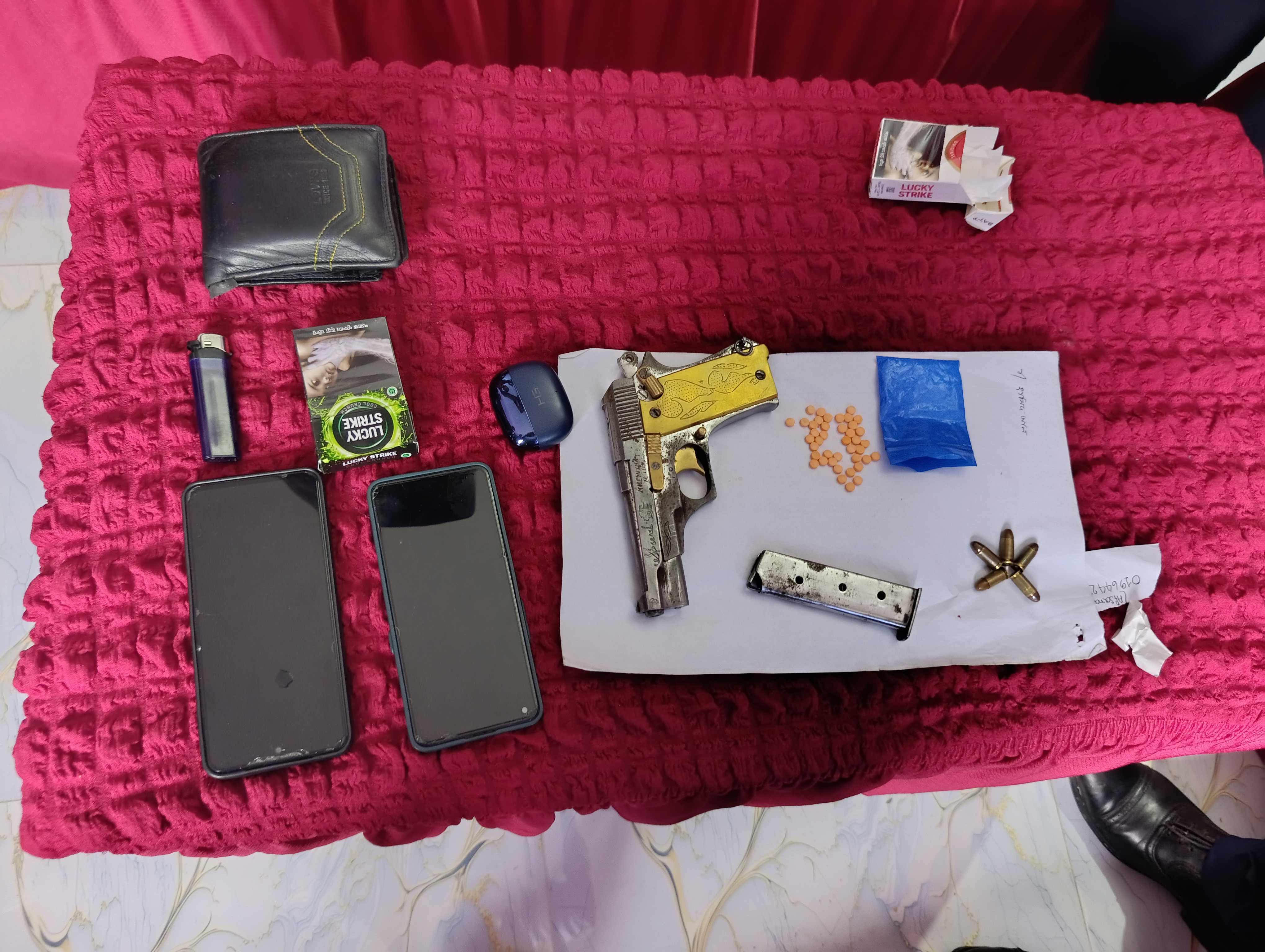 নোয়াখালীতে প্রবাসীর স্ত্রীকে পিপ্তল ঠেকিয়ে চাঁদাবাজি, গ্রেপ্তার-১