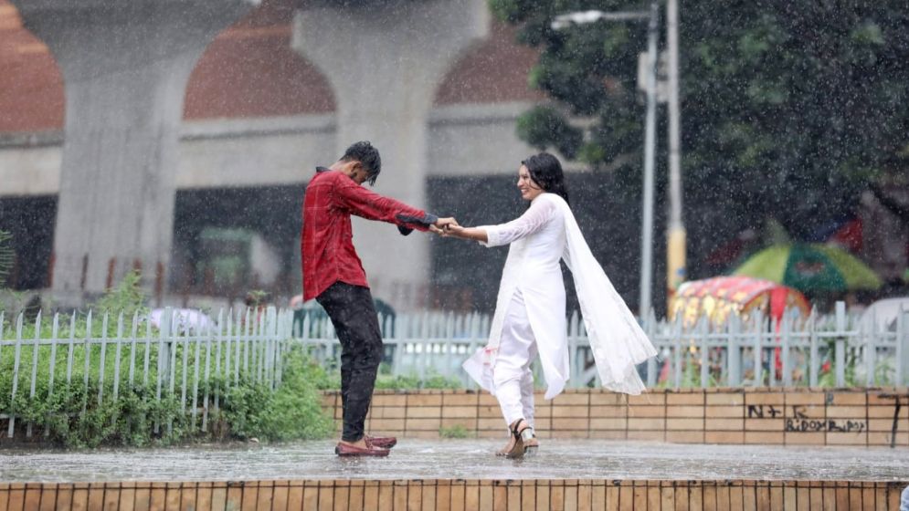 অনুমতি ছাড়া ছবি তুললে কি আইনের চোখে অপরাধ?