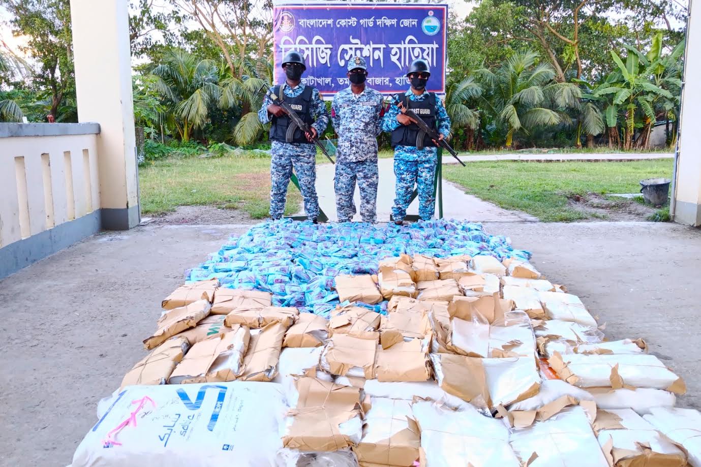 নোয়াখালীতে ৩ লাখ ২০ হাজার টাকার নিষিদ্ধ পলিথিন জব্দ