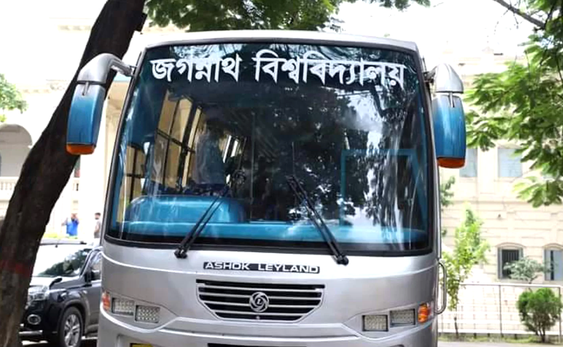 জবি শিক্ষার্থীদের বাসে হামলা, আহত অন্তত ১০