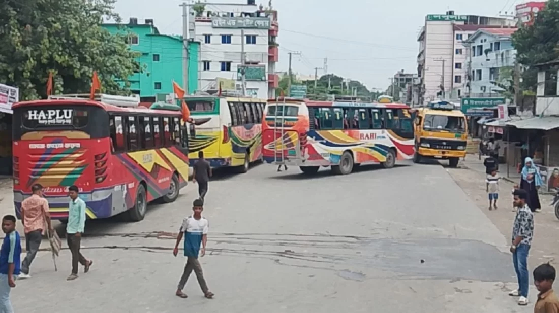 ৯ ঘণ্টা পর দিনাজপুরে পরিবহন শ্রমিকদের সড়ক অবরোধ প্রত্যাহার