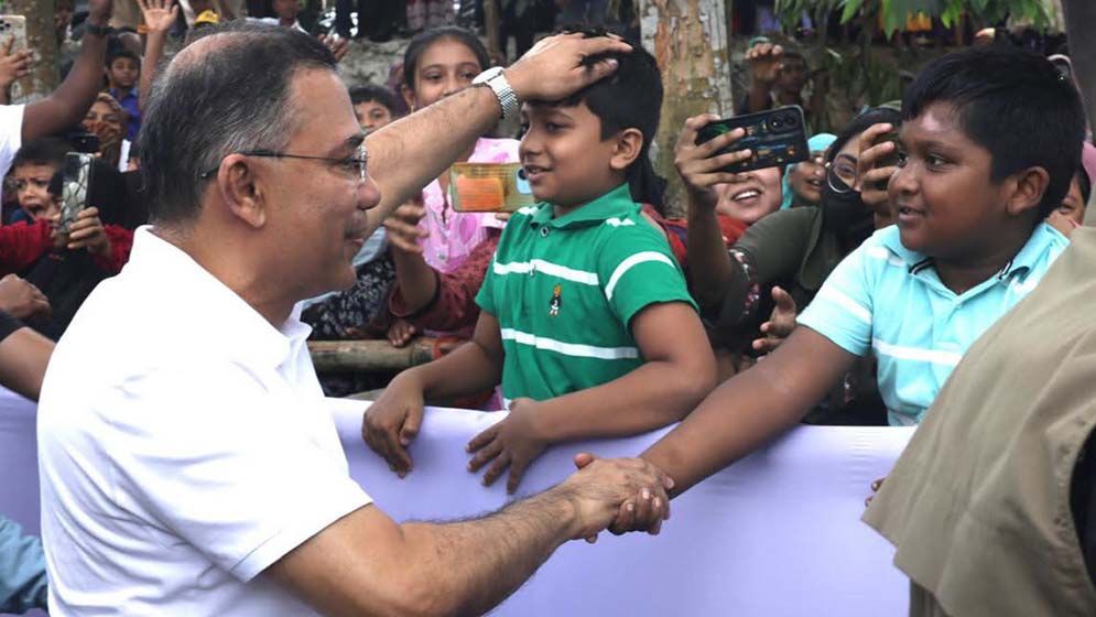সাধারণ যাত্রীর মতো বাসে প্রধানমন্ত্রী, মুগ্ধ কিশোরগঞ্জবাসী