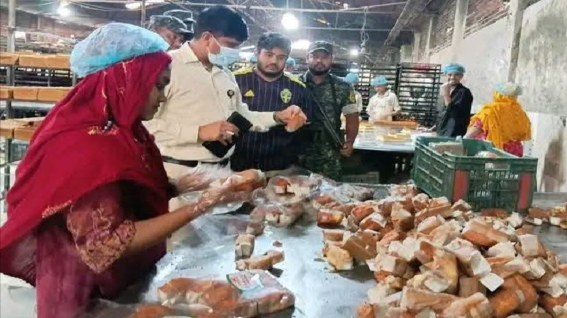 নোয়াখালীতে কেক তৈরিতে পচা ডিম,বেকারিকে ৪০ হাজার টাকা জরিমানা
