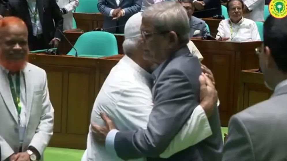রাষ্ট্রপতিকে জড়িয়ে ধরে অভিনন্দন জানালেন জামায়াত আমির