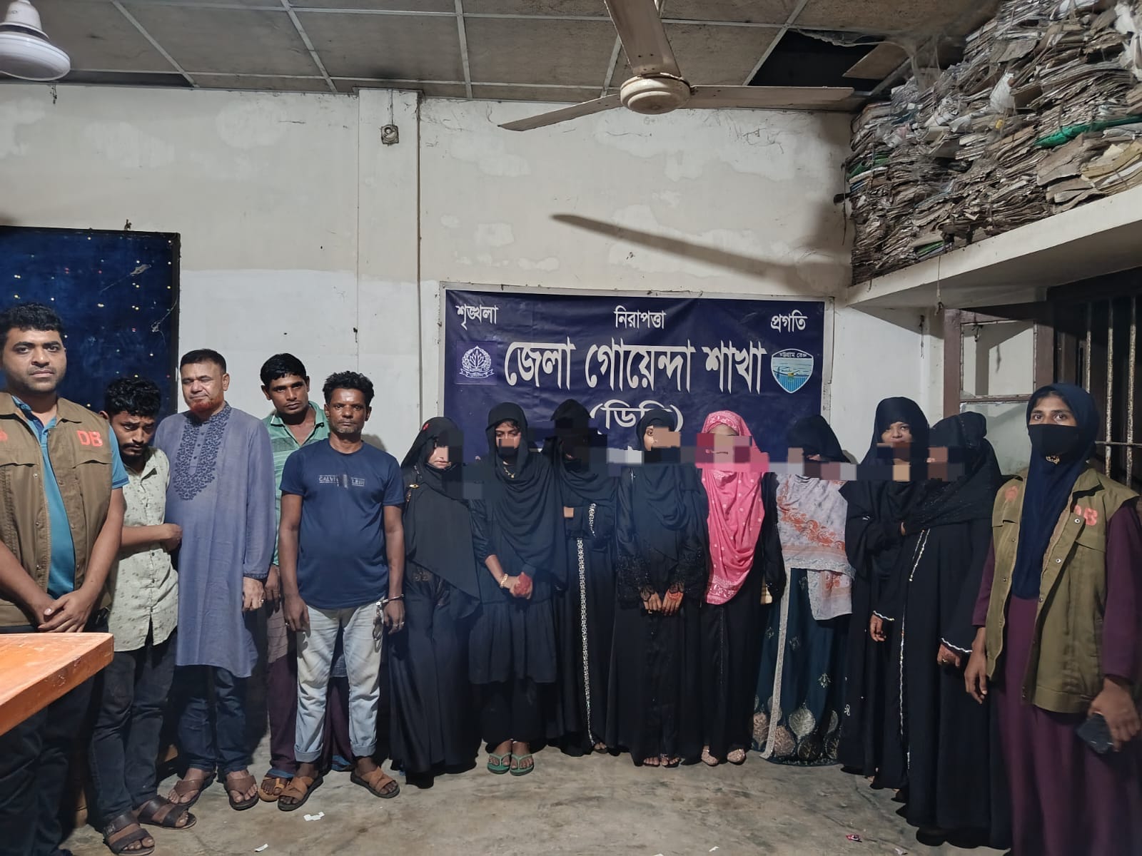 নোয়াখালীতে আবাসিক হোটেলে ডিবির অভিযানে গ্রেপ্তার ১২