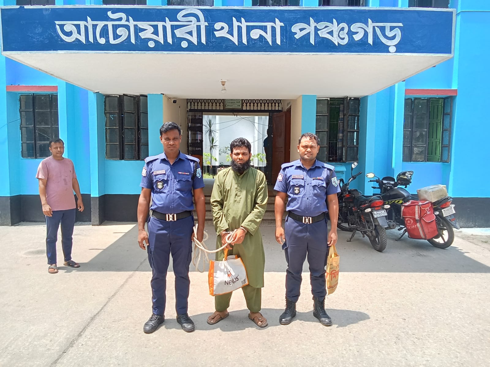 আটোয়ারীতে ৫০ পিস ইয়াবা সহ এক মাদক ব্যবসায়ী  আটক