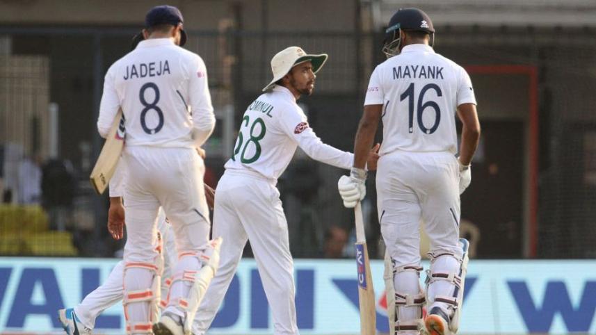 ৭ উইকেট হারিয়ে ইনিংস হারের শঙ্কায় টাইগাররা