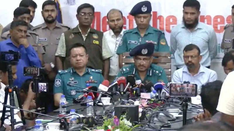 বাড়ির ছাদে ইয়াবা সেবনে বাধা দেয়ায় একই পরিবারের চারজনকে হত্যা: পুলিশ