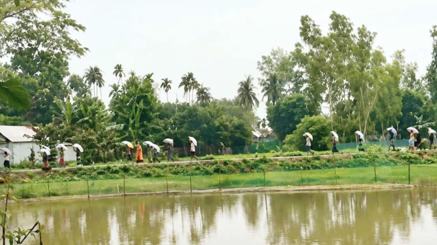 কুড়িগ্রামে গুদাম ভেঙে ১৯৭ বস্তা সার নিয়ে গেলেন ক্ষুব্ধ কৃষকরা