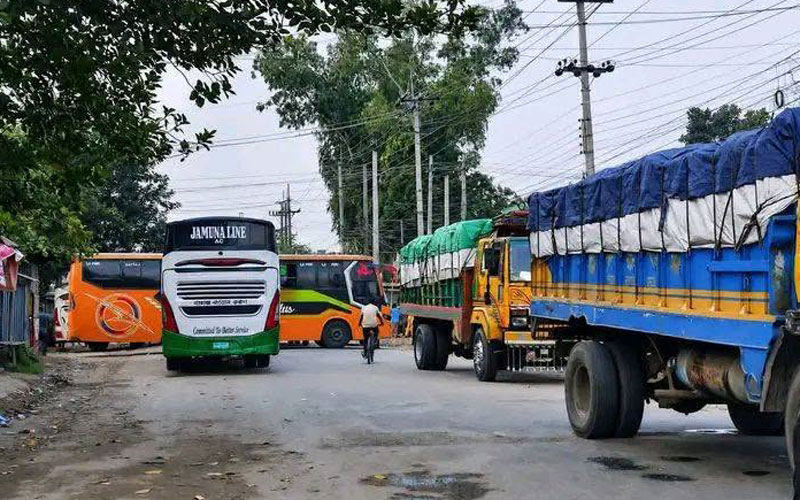 শ্রমিক নেতা বাদশার গ্রেপ্তারের প্রতিবাদে দিনাজপুরে সড়ক অবরোধ ও থানা ঘেরাও