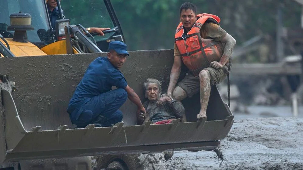 নেপালে ধ্বংসস্তূপ থেকে ৯৭ বছরের বৃদ্ধাকে জীবিত উদ্ধার