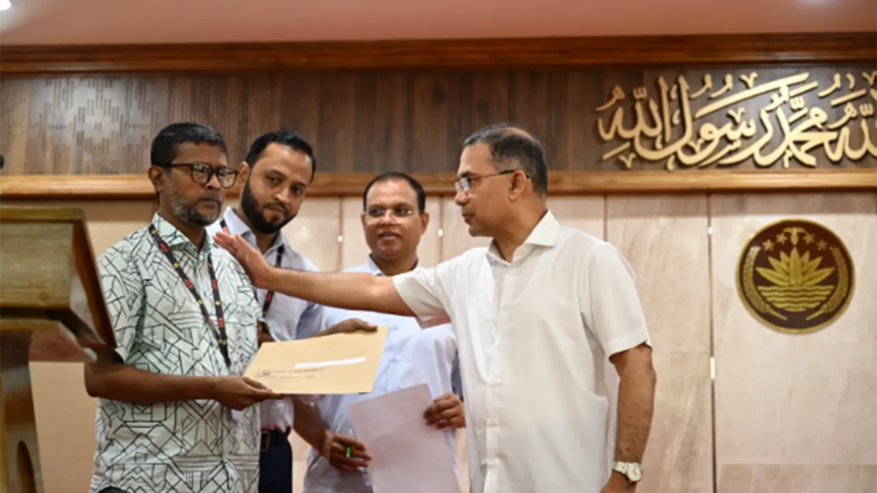 গুম-খুন ও জুলাই শহীদ পরিবারের ৭৪ জনকে প্রধানমন্ত্রীর নিয়োগপত্র