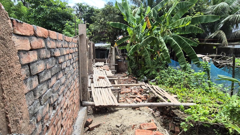 রাতের আঁধারে সাবেক সচিবের জায়গা দখলের অভিযোগ