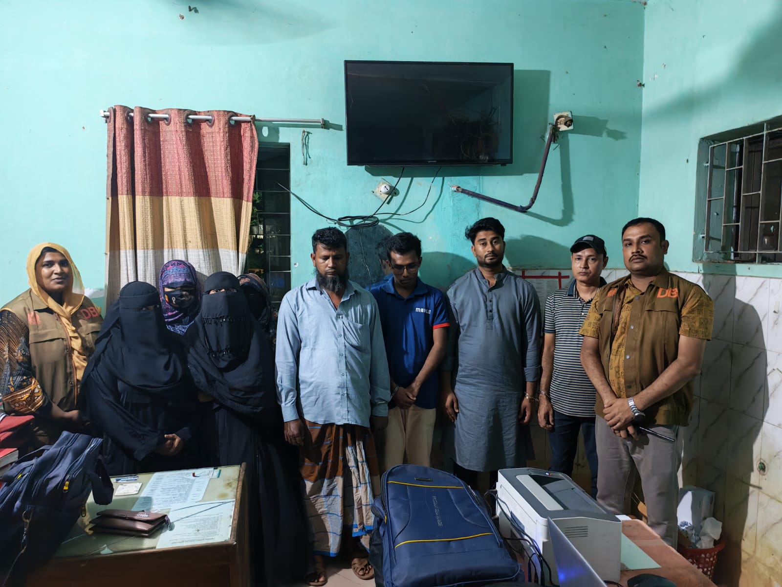 নোয়াখালীতে দুই হোটেলে ডিবির অভিযান, গ্রেপ্তার ৮