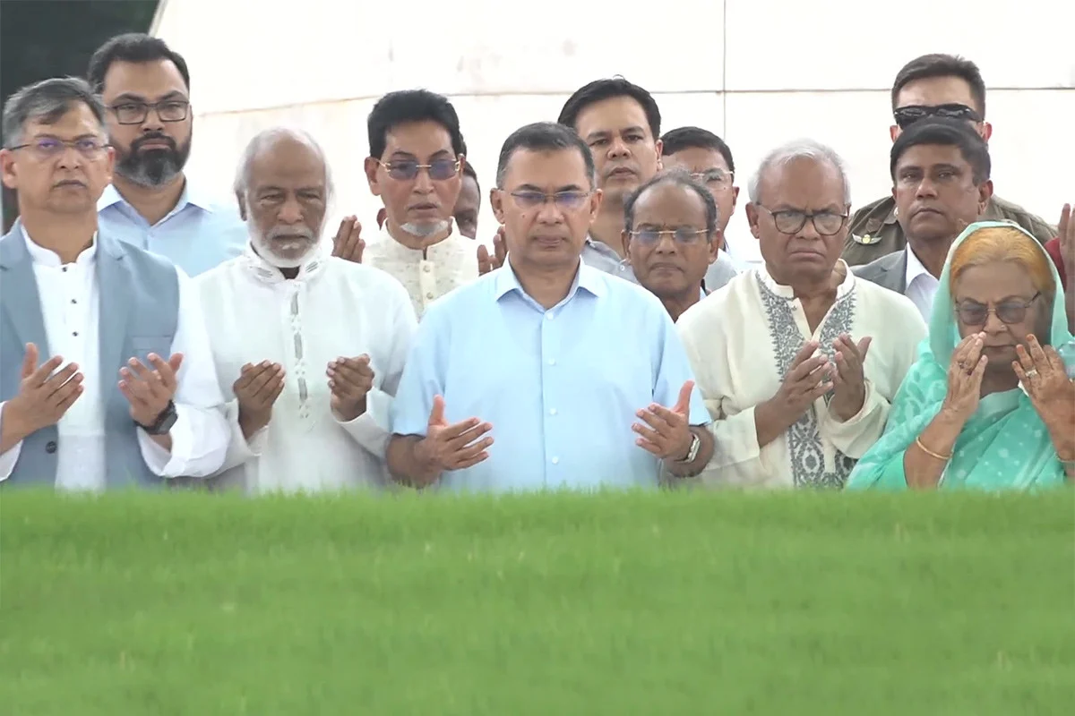 জিয়াউর রহমান ও খালেদা জিয়ার সমাধিতে তারেক রহমানের শ্রদ্ধা