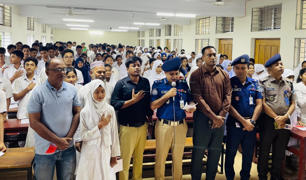 মাদক ও কিশোর অপরাধকে লাল কার্ড দেখিয়ে শিক্ষার্থীদের শপথ