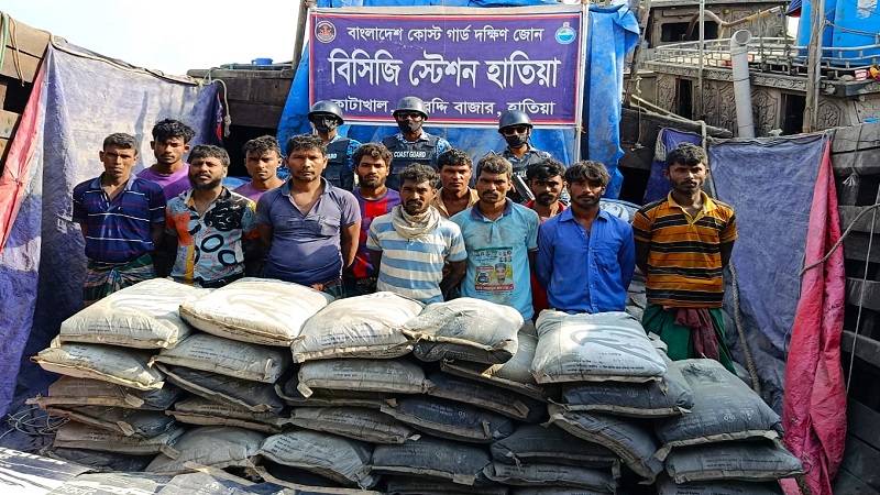 মিয়ানমারে পাচারকালে ৫৯৫ বস্তা সিমেন্টসহ ১২ পাচারকারী আটক