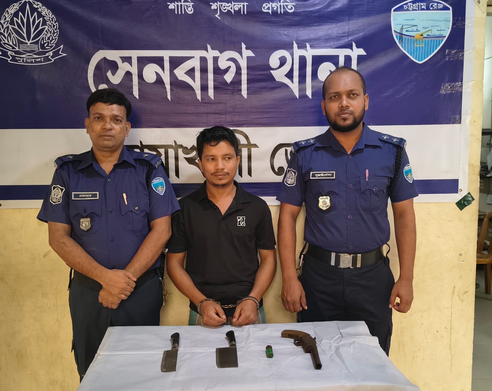 তোষকের নিচে পাইপগান-কার্তুজ, যুবক গ্রেপ্তার