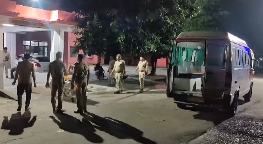 ভারতে সড়ক দুর্ঘটনা: ডিভাইডারে ধাক্কা খেয়ে গাড়ি উল্টে ১২ পুণ্যার্থীর করুণ মৃত্যু