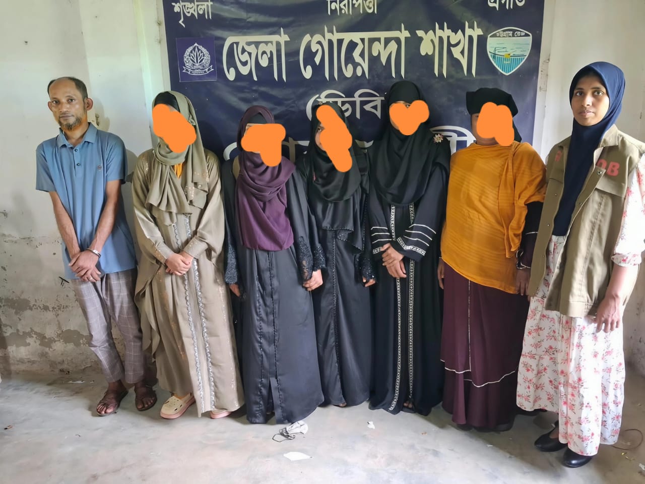 নোয়াখালীতে দুই আবাসিক হোটেল থেকে ১৮ নারী-পুরুষ গ্রেপ্তার