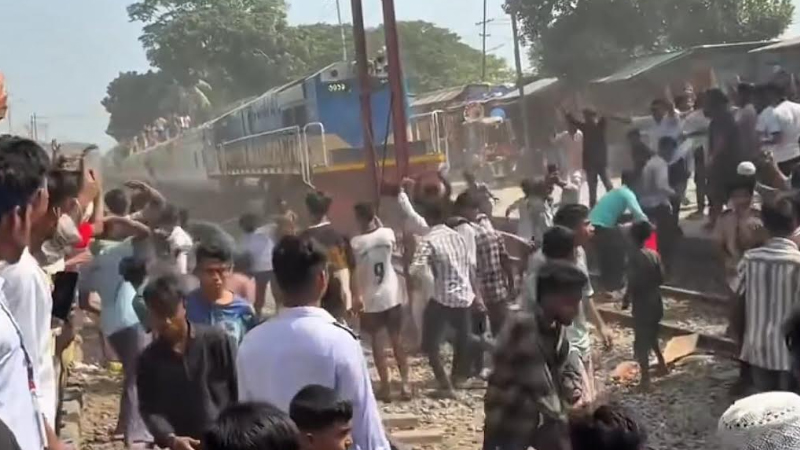 ভৈরব জেলার দাবিতে রেলপথ অবরোধ করে ট্রেনে বৃষ্টির মতো পাথর নিক্ষেপ