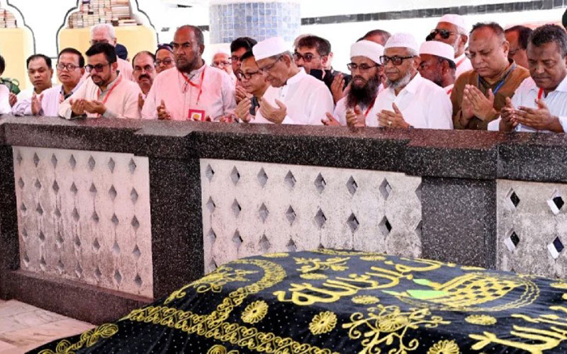 হজরত শাহজালাল ও শাহপরাণ (র.)-এর মাজার জিয়ারত করলেন রাষ্ট্রপতি