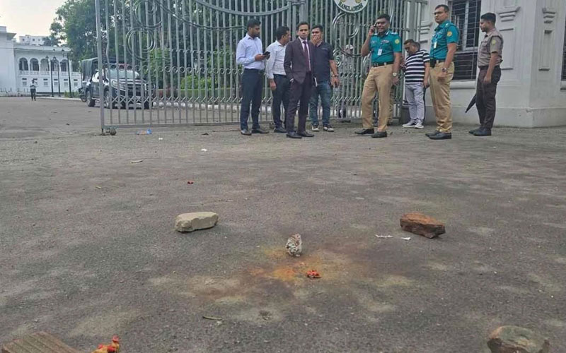 ৭ আসামির মৃত্যুদণ্ডের পর সুপ্রিম কোর্টের সামনে ককটেল বিস্ফোরণ