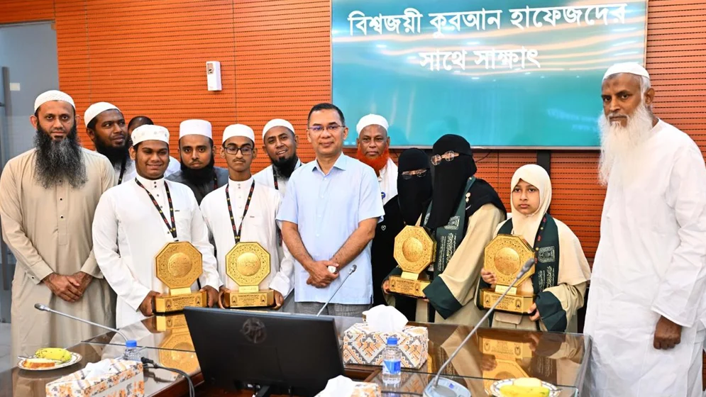 বিশ্বজয়ী হাফেজদের সঙ্গে প্রধানমন্ত্রীর সাক্ষাৎ