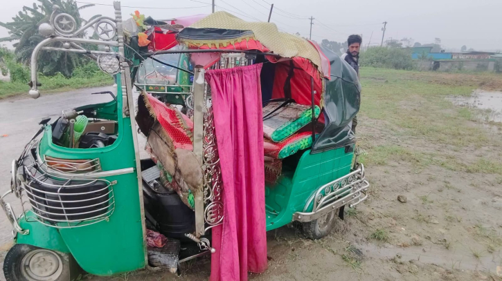 ধামরাইয়ে অটোরিকশা সঙ্গে পিকআপের সংঘর্ষ, নিহত ৩