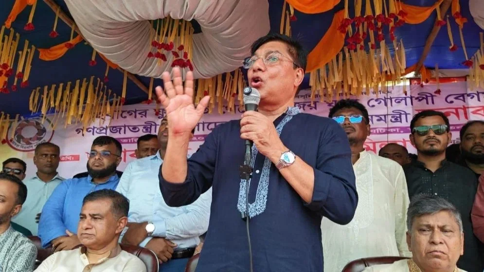 শেখ হাসিনা কালকেই আসুক, হাতকড়া দিয়ে রিসিভ করব: বিমানমন্ত্রী