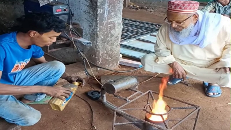 রুহিয়ায় পল্লী চিকিৎসকের ব্যতিক্রমী উদ্ভাবন, মোবিলে জ্বলছে চুলা