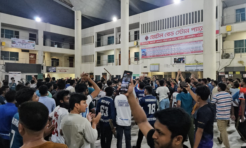 রাজশাহীতে ছাত্র মারধরের পর রেলস্টেশনে হামলা-ভাঙচুর