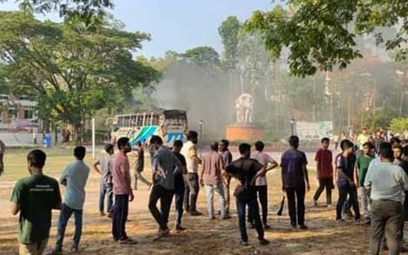 ভিসি বিরোধী আন্দোলনে উত্তাল চুয়েট