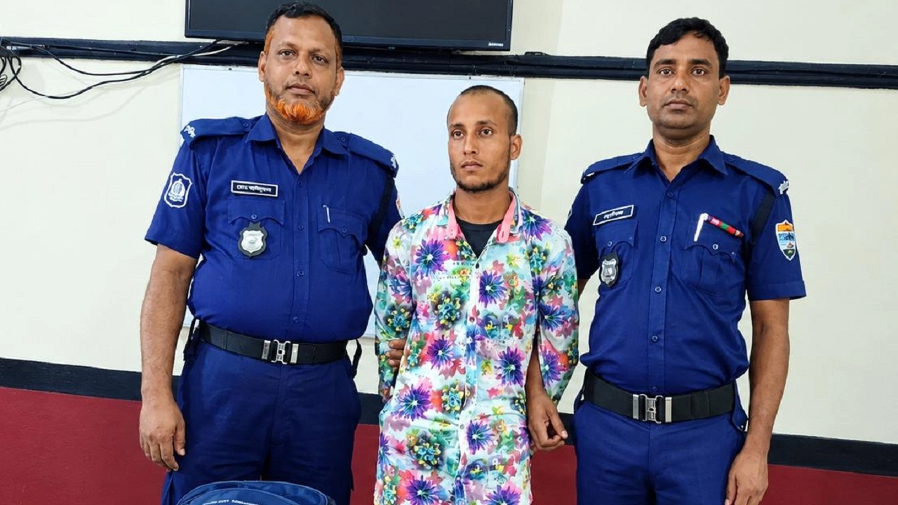 পার্বতীপুর রেলওয়ে স্টেশনে ৫ কেজি গাঁজাসহ যুবক গ্রেপ্তার