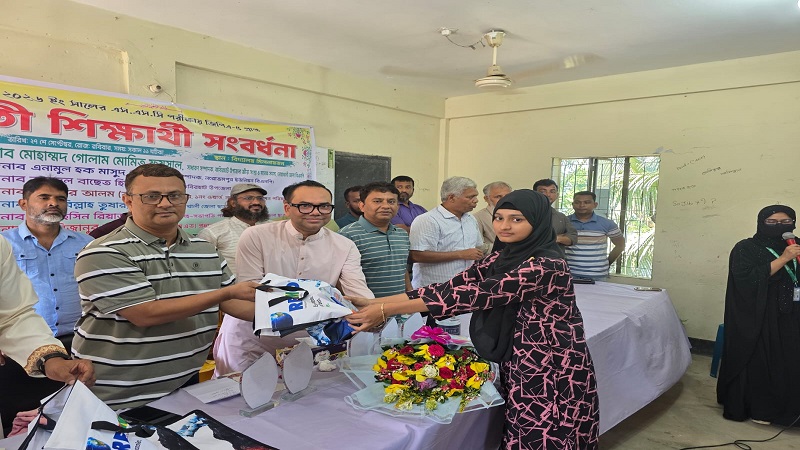 কবিরহাটে জিপিএ-৫ পাওয়া শিক্ষার্থীদের সংবর্ধনা
